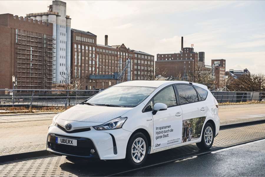 So unverfroren wie einst Schimanski im Citroen CX, bloß etwas leiser und langsamer starten jetzt Unternehmer für Uber vornehmlich mit Toyota Prius+. (Foto: Uber)