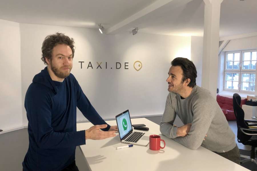 Ulf Bögeholz (l.) und Alex von Brandenstein haben ihr Vermittlungssystem taxi.de um einen weiteren Baustein ergänzt. (Foto: Talex mobile solutions)