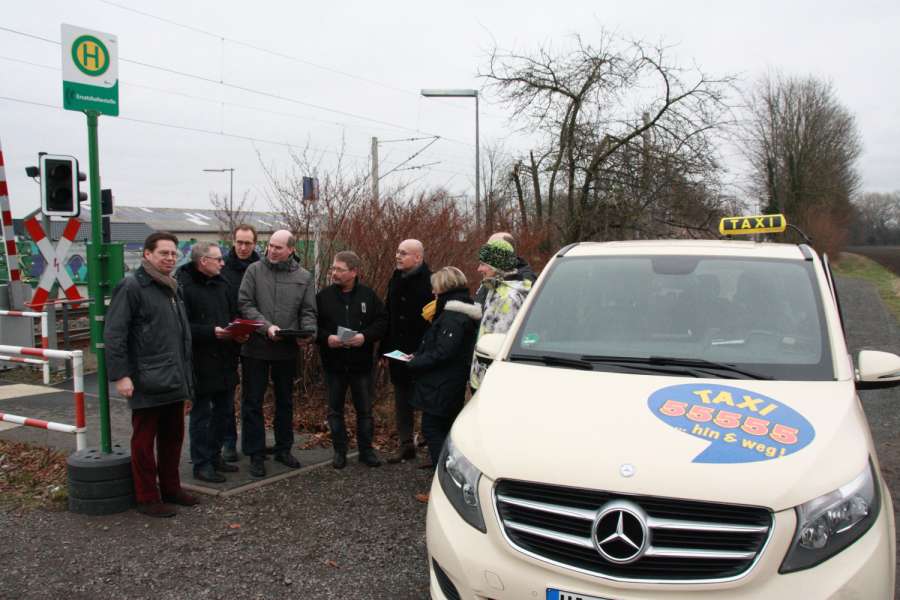 Zum Start trafen sich Vertreter der Gemeinde, des Verkehrsunternehmens und des Taxibetriebs am Bahnhof. (Foto: Hofmann/Gemeinde Söhlde)