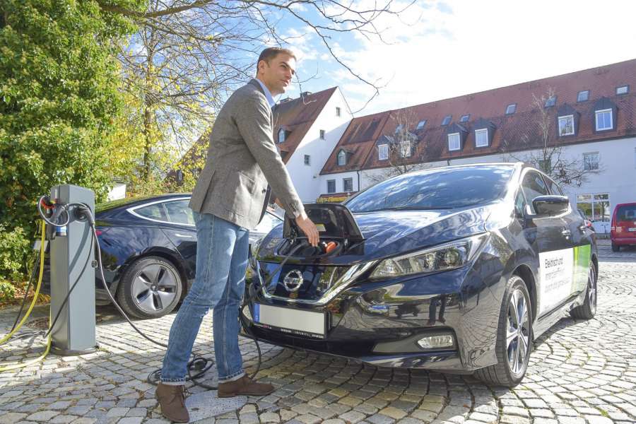 Der Erste Bürgermeister Maximilian Böltl möchte Taxiunternehmer stärker in das Pilotprojekt mit einbeziehen. (Foto: Uber)