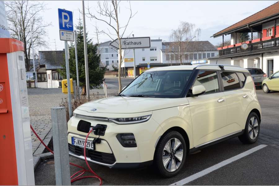 Der Kia e-Soul gehört zu den wenigen bereits verfügbaren Elektrotaxis und war schon bisher förderfähig. Daran dürfte sich nichts ändern. (Foto: Dietmar Fund)
