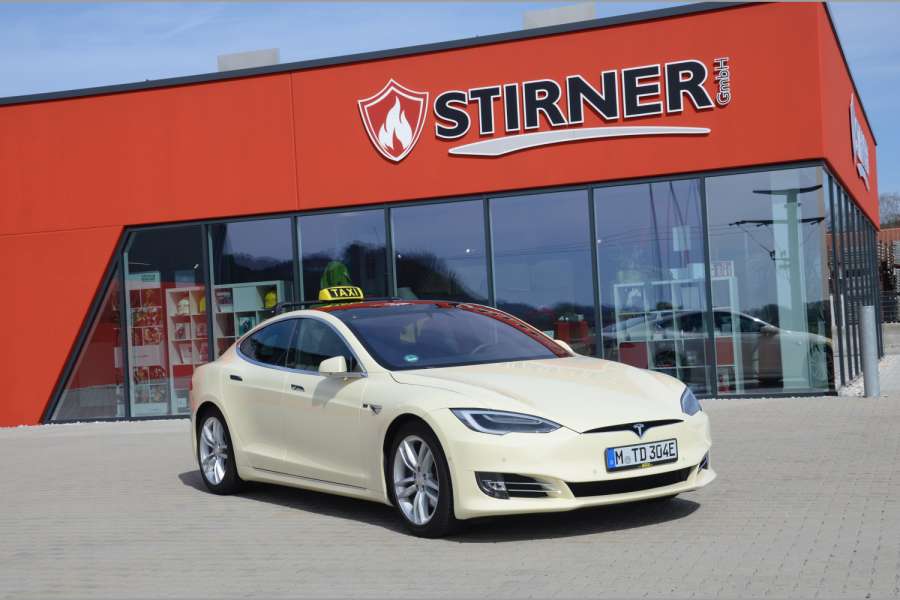 Rin in die Kartoffeln, raus aus den Kartoffeln: Das Tesla-Model S ist neuerdings wieder förderfähig. (Foto: Dietmar Fund)