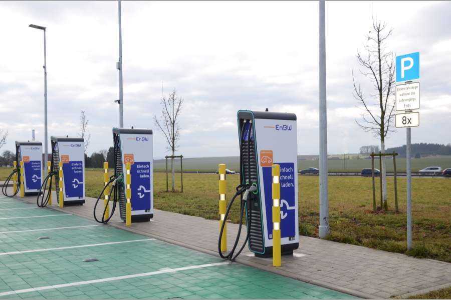 Wie schnell man einer Gleichstrom-Schnellladesäule laden kann, hängt stark vom Autotyp ab. Beim Nissan Leaf e+ kann man viele Tassen Kaffee trinken, bis seine Batterie voll ist. (Foto: Dietmar Fund)