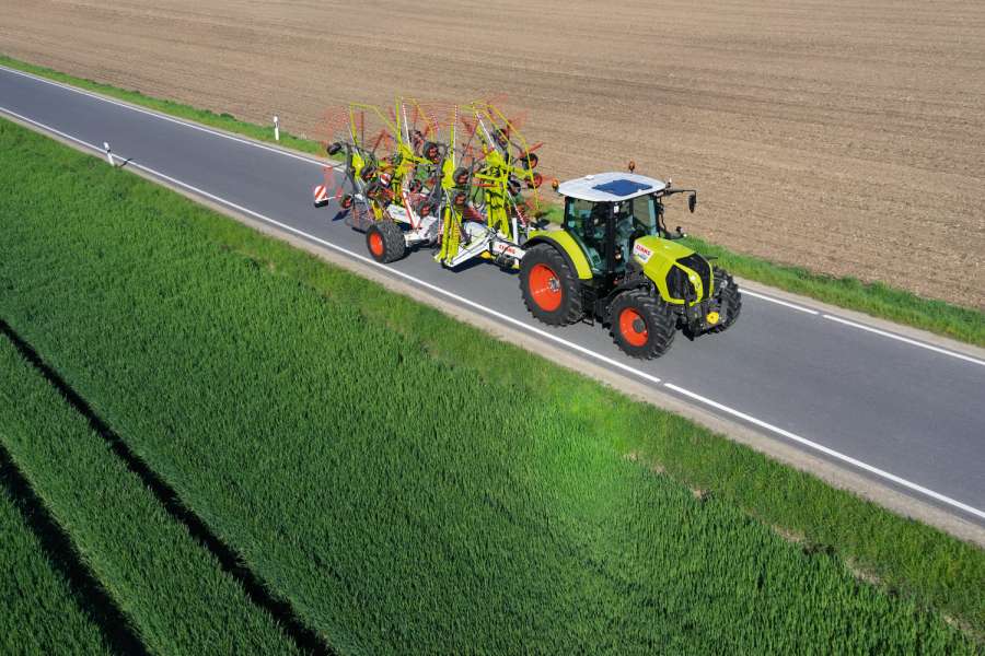 Auf schmalen Landstraßen muss man auch nachts mit breiten entgegenkommenden landwirtschaftlichen Fahrzeugen rechnen, hat das Oberlandesgericht Celle geurteilt. (Foto: Claas)