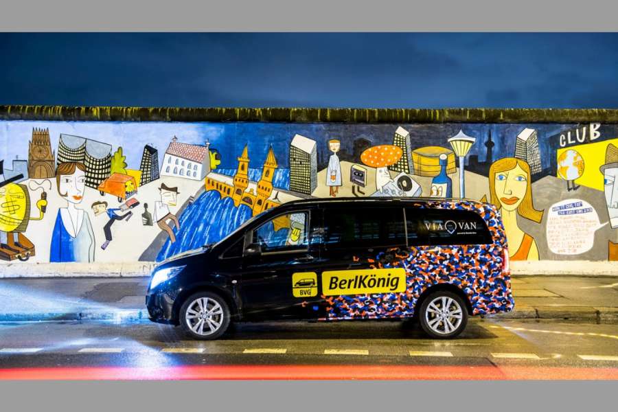 Die Mercedes-Vans der Mercedes-Beteiligung ViaVan befördern bei der BVG vorübergehend nur Mediziner und Pflegepersonal. (Foto: ViaVan)