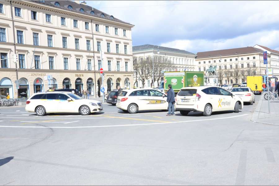 Viele Münchner Taxifahrer befördern medizinisches Personal jetzt kostenlos. (Foto: Dietmar Fund)