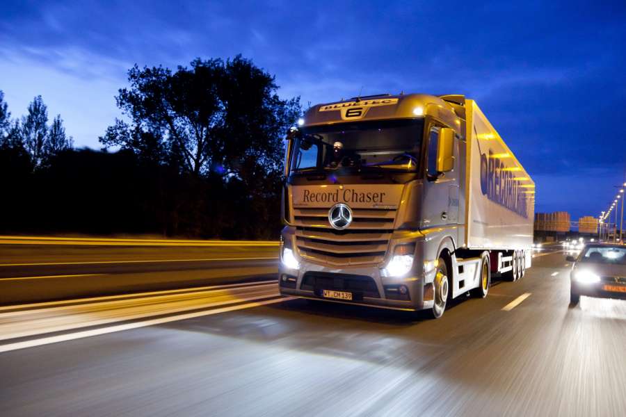 Auffällige Firmenaufschriften und Abbildungen auf Lkw erleichtern es, einen unfallflüchtigen Lkw-Fahrer ausfindig zu machen. (Symbolfoto: Daimler AG)