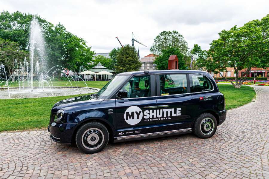 Die elektrisch fahrenden „London-Taxis“ sollen vor allem Kunden des Karlsruher Verkehrsverbundes ansprechen. (Foto: Paul Gärtner/KVV)