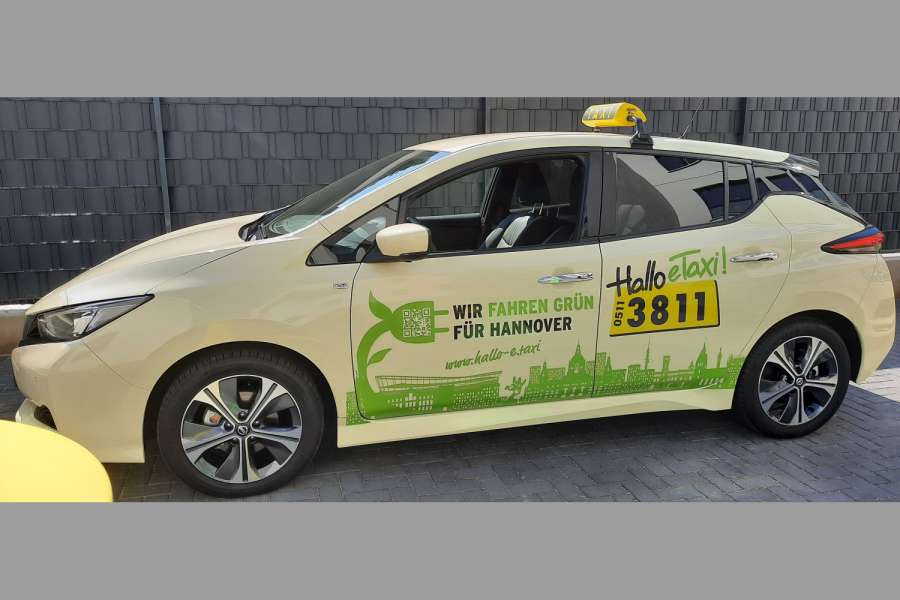 Der Nissan Leaf ist als Fünfsitzer das konventionellere der beiden Elektrotaxis. (Foto: Hallo Taxi 3811)