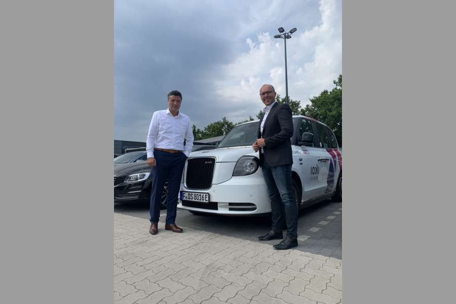Vassilios Lambrinakos (l.) und sein Autohaus AMC Kruell GmbH sind der neue Hamburger Stützpunkt für die Londontaxis des neuen deutschen LEVC-Ansprechpartners Thomas Goldboolm, die auch bei ioki zum Einsatz kommen. (Foto: LEVC)