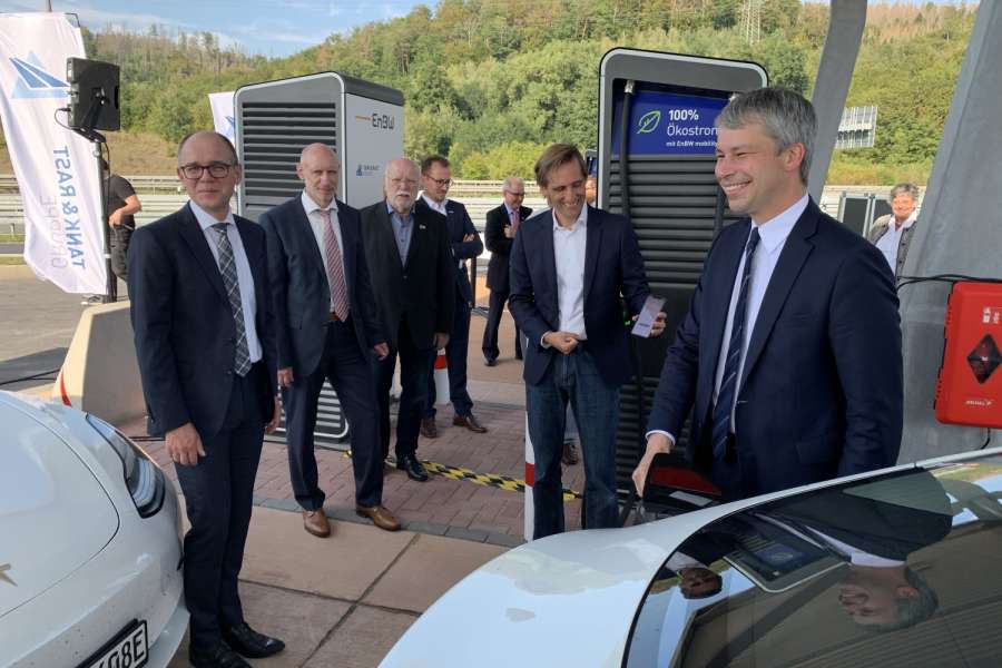 Weil Elektromobilität bei Politikern gerade beliebt ist, freuten sich einige von ihnen über die Eröffnung der Schnellladestationen in der neuen Rastanlage Werratal Süd. (Foto: Tank & Rast Gruppe)