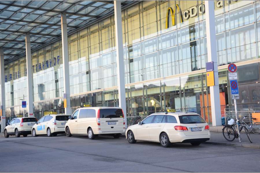 Künftig dürfen auch Brandenburger Taxifahrer mit Flughafen-Konzession, die am BER Fahrgäste aufnehmen und nach Berlin bringen, an einem Berliner Standplatz auf Rückfahrten warten. (Foto: Dietmar Fund)
