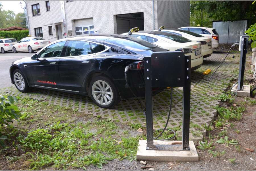 Ganz ohne Eckdaten kommt auch die Bundesförderung für private Ladestationen nicht aus, die für Taxi- und Mietwagenunternehmen wie Taxi-Klima in Paderborn (Foto) interessant ist. (Foto: Dietmar Fund)