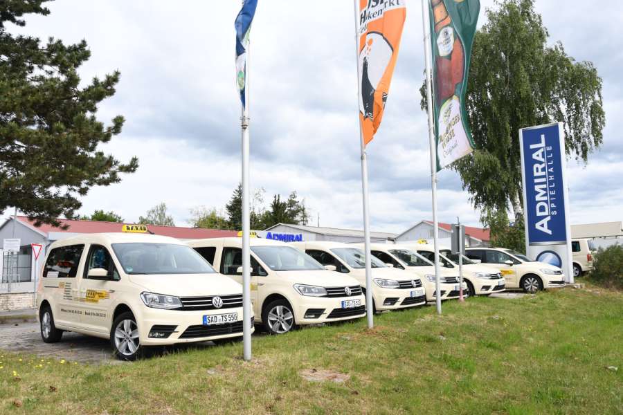 Wie bei diesem Taxiunternehmen an einem Sonntag im Mai 2020 sind noch immer viele Taxifahrer ohne ausreichende Beschäftigung. (Foto: Dietmar Fund)