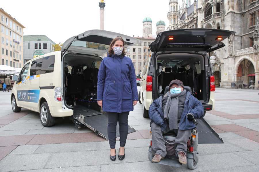 3. Bürgermeisterin Verena Dietl, die unter anderem für den Sozialausschuss zuständig ist, und der Behindertenbeauftragte Oswald Utz stellten die ersten Rollstuhltaxis vor. (Foto: Michael Nagy/Presseamt München)