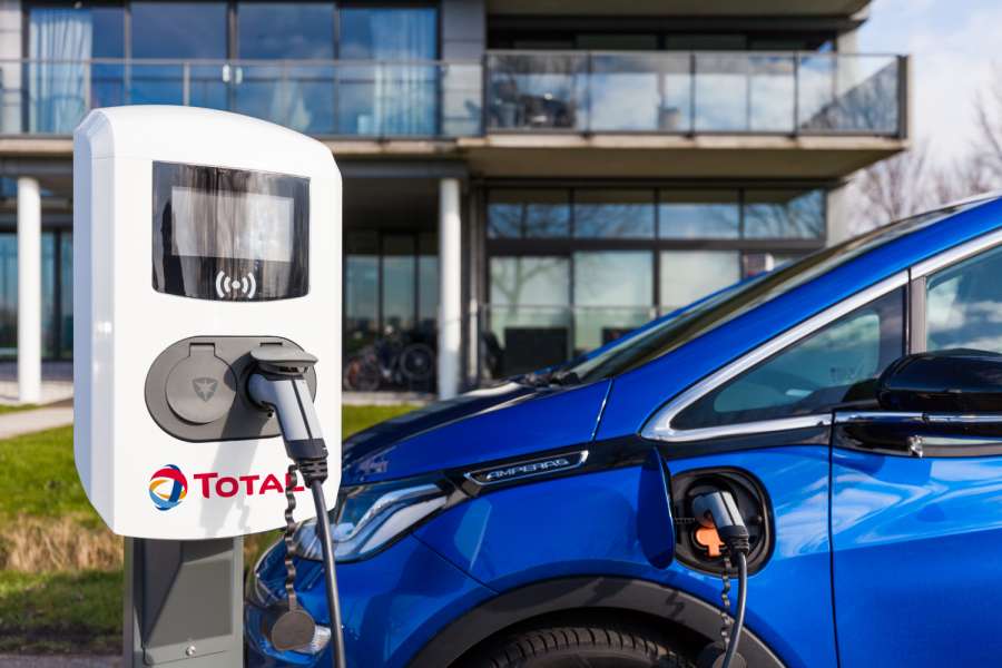 Neben Zapfsäulen für flüssige Kraftstoffe sollen nun auch Ladesäulen und Wallboxen das Logo von TOTAL tragen. (Foto: TOTAL Deutschland GmbH/Alfen ICU B.V.)