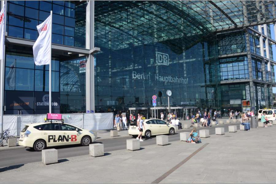 Für vorbestellte Fahrten zu Flughäfen, Bahnhöfen und Messen sollen künftig Festpreise innerhalb eines Preiskorridors festgelegt werden dürfen. (Foto: Dietmar Fund)