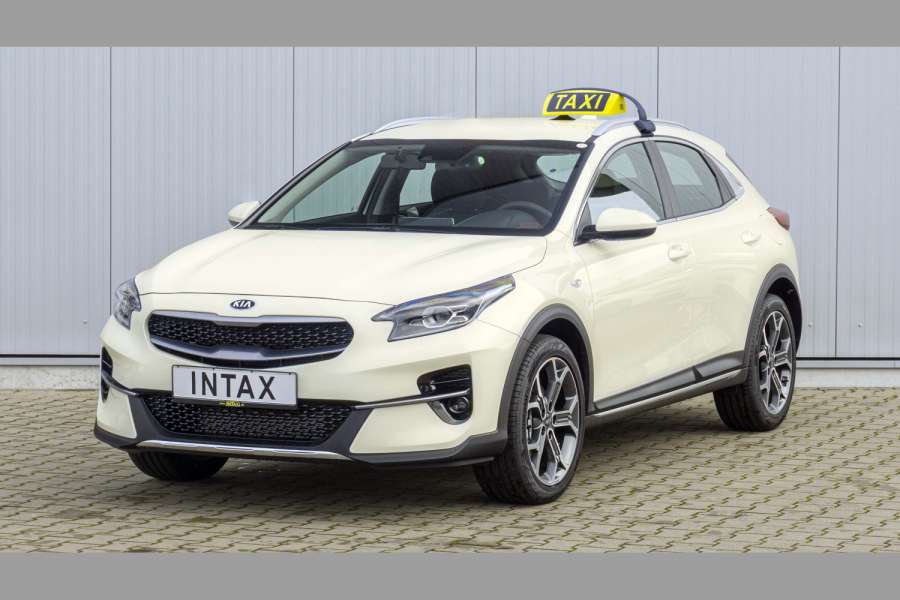 INTAX stattet den Kia XCeed auch mit einem Anschluss für ein HALE-Dachzeichen aus, das sich besser anbringen lässt als das alternativ bestellbare von Kienzle. (Foto: INTAX)