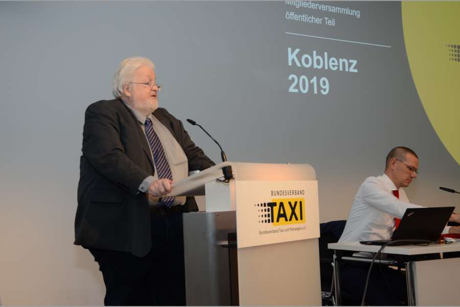 Michael Müller (am Rednerpult mit Geschäftsführer Michael Oppermann) sieht das Jahr 2019 als Höhepunkt der gewerbepolitischen Arbeit an, die er nun von Niedersachsen aus weiter betreiben möchte. (Foto: Dietmar Fund)