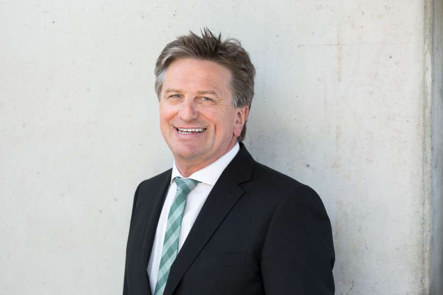Der baden-württembergische Minister Manfred Lucha und seine Kassen haben eine für das Land typische sparsame und für die älteren Bürger recht umständliche Lösung getroffen. (Foto: Sozialministerium Baden-Württemberg)