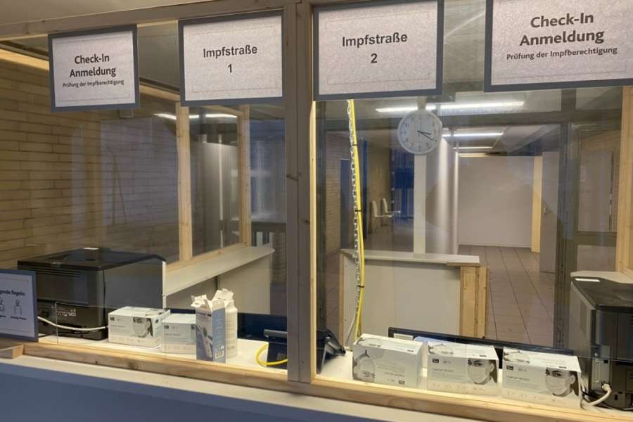 Ältere Mitmenschen könnten in allen Kommunen sicher mit dem Taxi zum Corona-Impfzentrum kommen, meint der Dachverband MOLO. (Foto: Kreisverwaltung Mainz-Bingen)