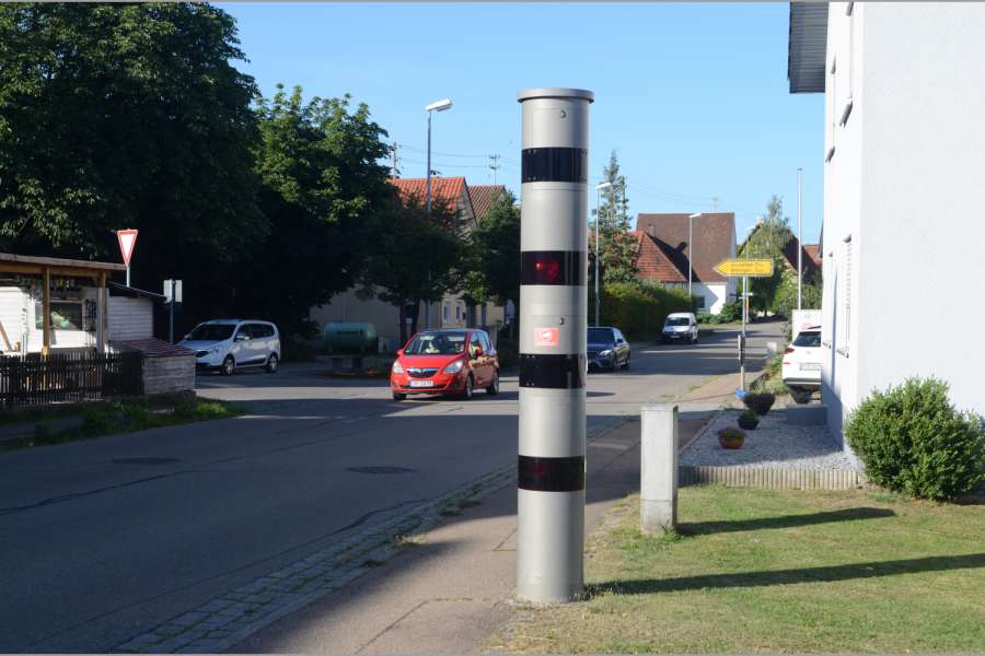 Wer zu schnell „geblitzt“ wird und auf dem Foto nicht hundertprozentig erkennbar ist, muss damit rechnen, über sein Ausweis-Bild identifiziert zu werden. (Foto: Dietmar Fund)