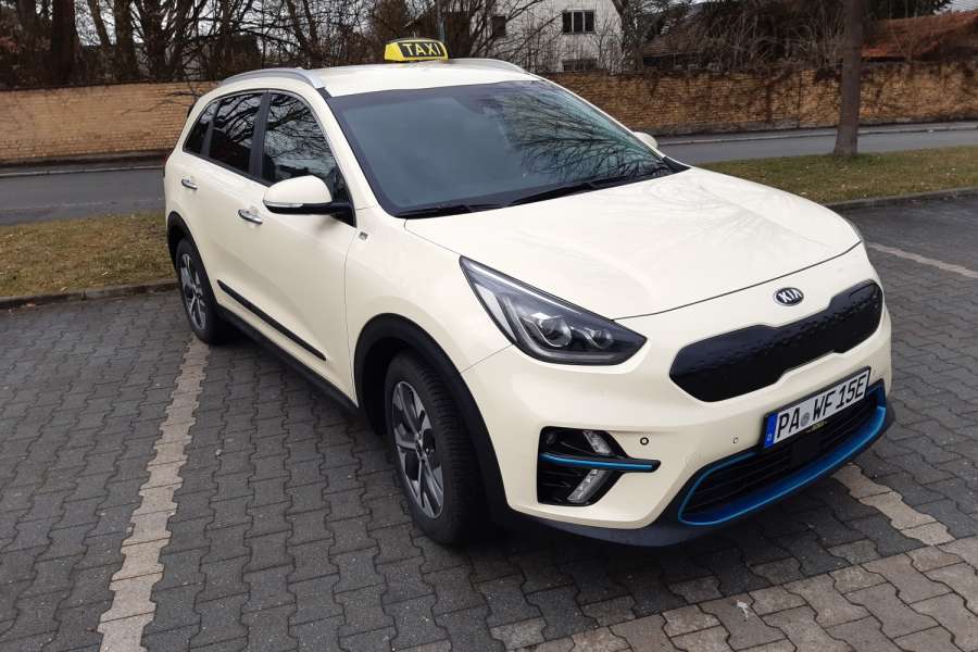 Diesen Kia e-Niro-Taxi setzt das Hauzenberger Taxiunternehmen vornehmlich bei Krankenfahrten ein. (Foto: Fritz Wimmer jun.)