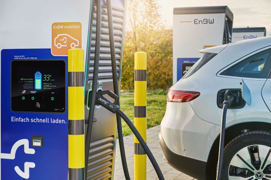 Mit geeigneten Elektroautos schnell laden: Das soll bald an 100 neuen Großmarkt-Standorten möglich sein. (Foto: EnBW)