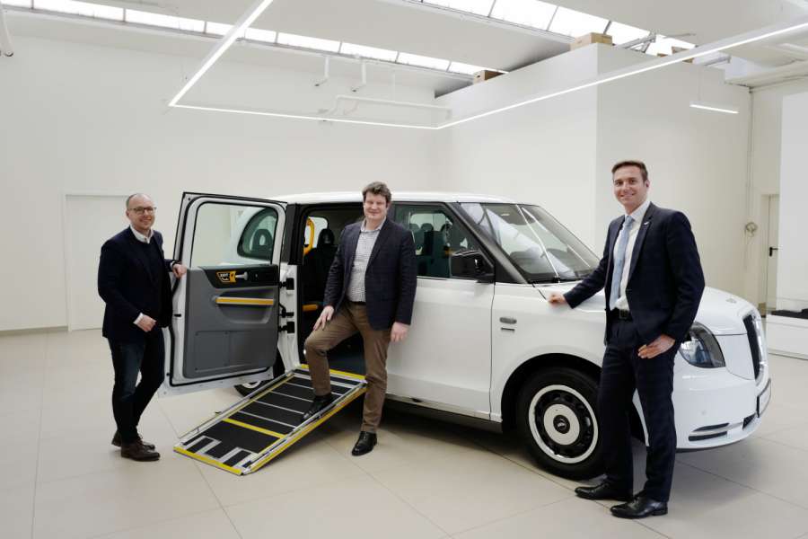 Das Autohaus Hetzler hat für den elektrisch angetriebenen LEVC TX Tür und Tor geöffnet. (Foto: LEVC)