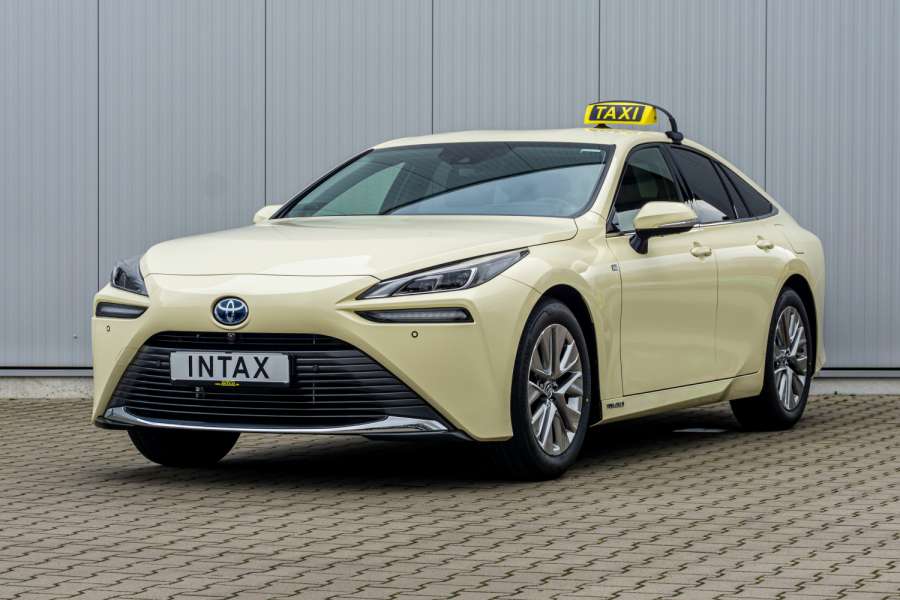 Das Brennstoffzellen-Taxi Toyota Mirai soll zwar bis zu 650 Kilometer weit kommen, aber noch gibt es weniger als 100 Wasserstoff-Tankstellen im Land. (Foto: INTAX)