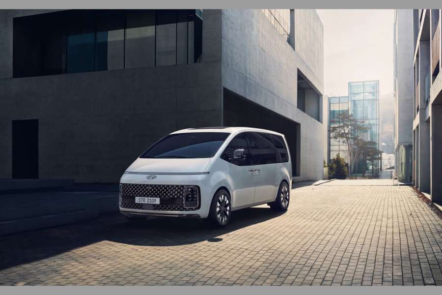 Ein Radstand von 3.723 Millimetern und eine Multilenker-Hinterachse und sollen im futuristisch geformten Van Staria für hohen Fahrkomfort sorgen. (Foto: Hyundai)