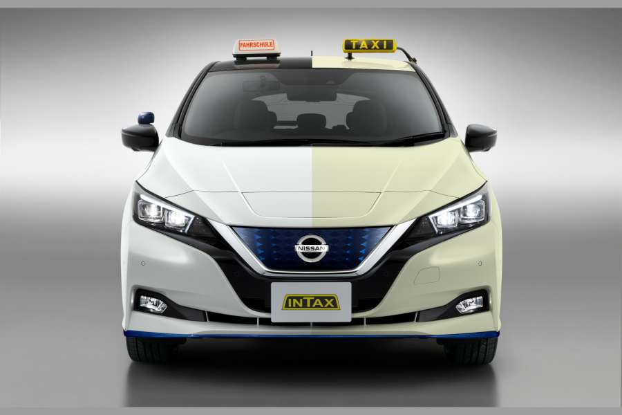 Da Nissan auch für die Umrüstung von Fahrschulautos nichts verlangt, hat INTAX einen Nissan Leaf entsprechend mit zwei Seiten gestaltet. (Foto: INTAX)