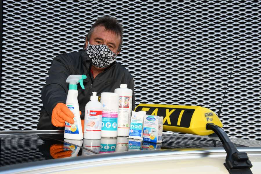 Beim Reinigen von Taxis Einmalhandschuhe zu tragen und Einmaltücher zu verwenden, empfehlen die BG-Experten. Desinfektionsmittel halten sie aber nicht für besser als Haushaltsreiniger. (Foto: Dietmar Fund)