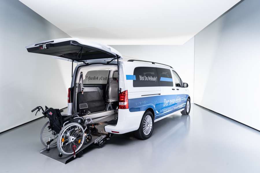 Rollstuhlgerechte Shuttles wie dieser eVito mit Heckeinstieg von AMF-Bruns sollen in allen Bediengebieten mit integriert werden. (Foto: Daimler AG)