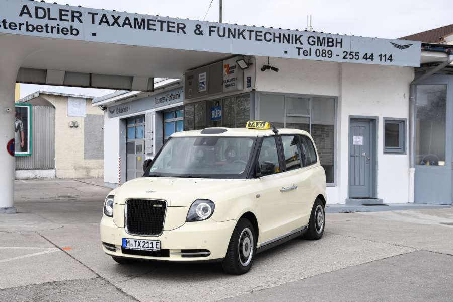 Mit einer Platte zum induktiven Laden versehen, sollen vier solcher LEVC TX-Taxis in Köln gefördert werden. (Foto: Dietmar Fund)