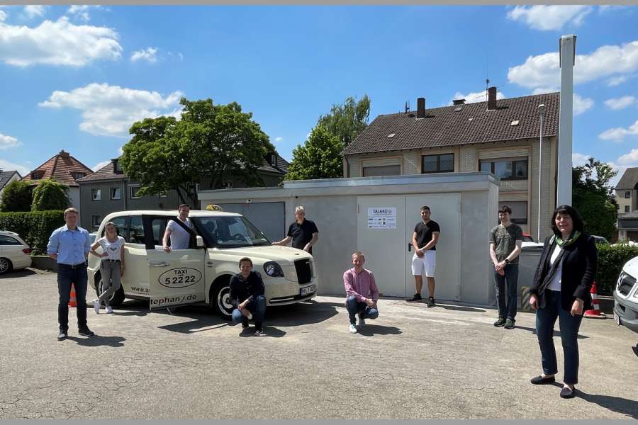 Das Forschungsteam versammelte sich auf dem Betriebshof von Taxi Stephany, um die Platte für das induktive Laden in Betrieb zu nehmen. (Foto: Universität Duisburg Essen)