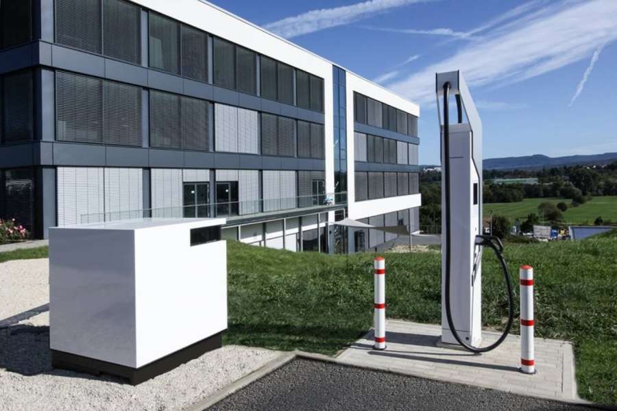 Der Batterie-Pufferspeicher von ADS-TEC wird in der Regel mit zwei unabhängig von ihm aufgestellten Ladesäulen kombiniert. (Foto: ADS-TEC)