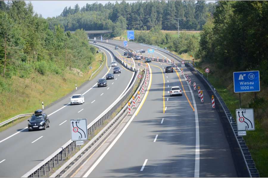 Wer auf der Autobahn die Leitplanke beschädigt, muss sobald als möglich anhalten und die Polizei sowie seine Versicherung informieren. (Foto: Dietmar Fund)