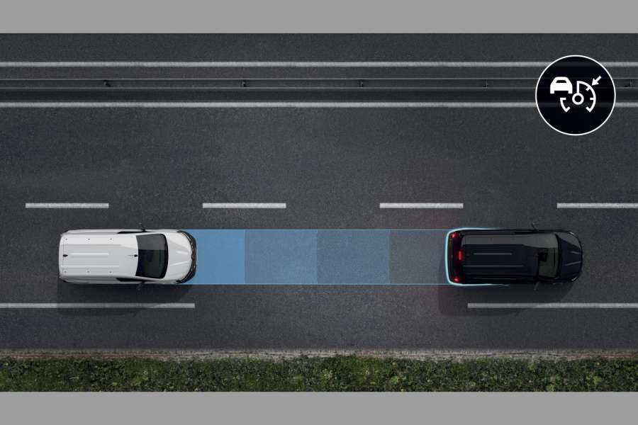 Wenn ein Notbremsassistent irrtümlich ein Hindernis erkennt und dann bremst, trägt der Fahrer mindestens eine Mitschuld, wenn jemand daraufhin auffährt. (Foto: Renault)