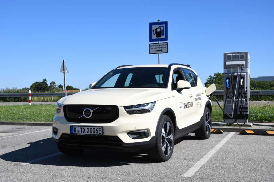 Der einheitliche Schnellladetarif von Volvo und Plugsurfing würde auch Taxi-Kunden zugutekommen, die einen Volvo XC40 Recharge Pure Electric einsetzen. (Foto: Dietmar Fund)