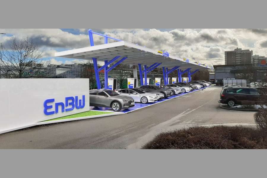 Das Dach über den Ladesäulen trägt Solarzellen, die immerhin bis zu 46 kW leisten. (Abb.: EnBW)
