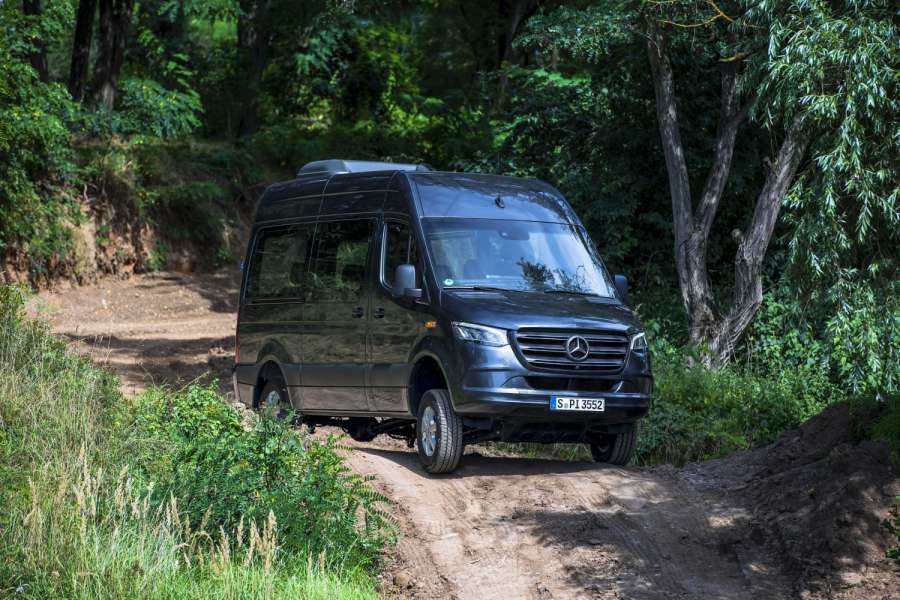 Dank der Automatik und des neuen Antriebs kann man mit dem neuen Sprinter 4x4 problemlos auch ausgefahrene und matschige Wege zu Berghütten oder einsam gelegenen Bauernhöfen bewältigen. (Foto: Mercedes-Benz AG)