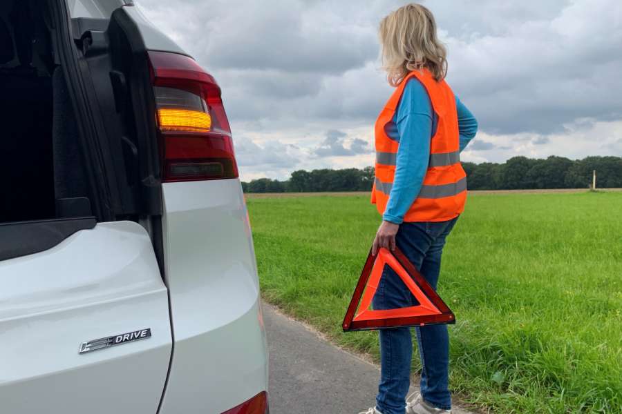 Das Szenario, mit leerem Akku liegenzubleiben, schreckt viele Fahrzeugbesitzer ab. Die neue E-Mobilitätsgarantie soll sie beruhigen. (Foto: Zurich Gruppe Deutschland)
