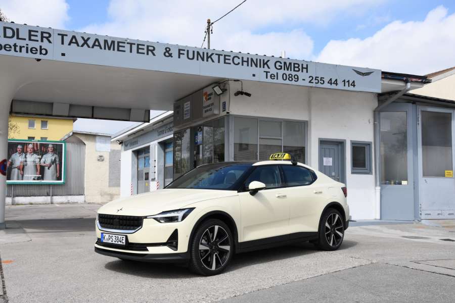 Die Fließhecklimousine Polestar 2 wird bei ADLER Taxameter & Funktechnik in München zum Taxi oder Mietwagen umgerüstet. (Foto: Dietmar Fund)