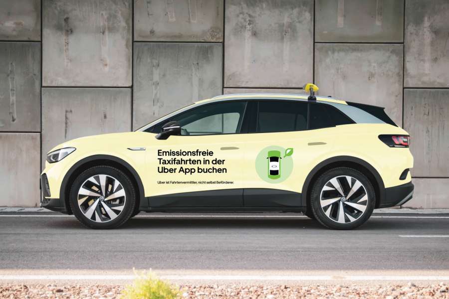Uber wirbt für Taxi Green mit einem VW ID.4-Taxi, das offenbar wegen des Hamburger Zukunftstaxi-Projektes von manchen Händlern stark forciert wird. (Foto: Uber)