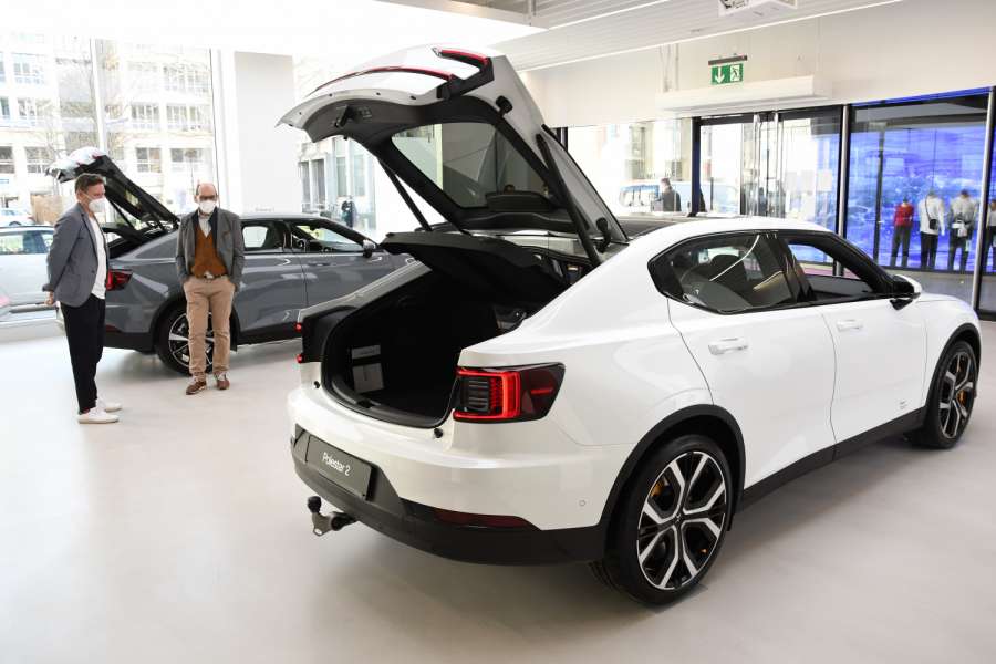 Wie hier im Polestar Space in München solle bei der Marke generell die persönliche Beratung großgeschrieben werden. (Foto: Dietmar Fund)