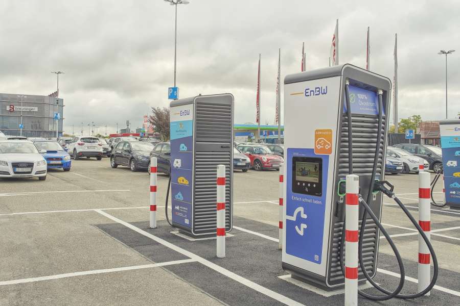 Im Einkaufszentrum Breuningerland bei Ludwigsburg kann man jetzt während eines kurzen Einkaufs sein Elektrotaxi schnell aufladen. (Foto: EnBW)