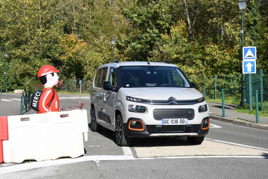 Der batterieelektrisch angetriebene Citroen e-Berlingo XL unterscheidet sich äußerlich nur durch einen Schriftzug am Heck von den Diesel- oder Benzin-Varianten. (Foto: Dietmar Fund)
