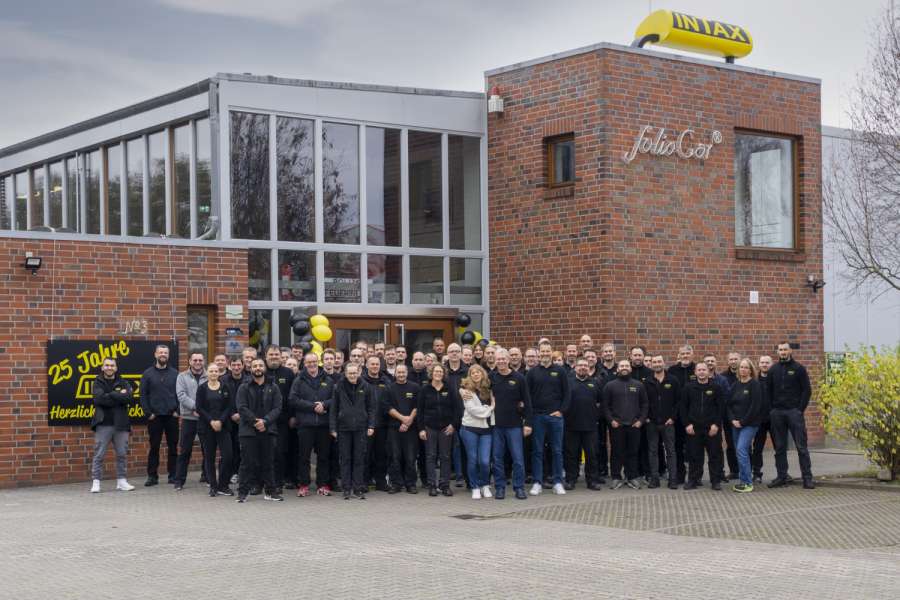 INTAX ist aus einem Mietwagen-Betrieb entstanden und 1996 mit drei Mitarbeitern gestartet. Bis heute ist das Team eindrucksvoll gewachsen. (Foto: INTAX)