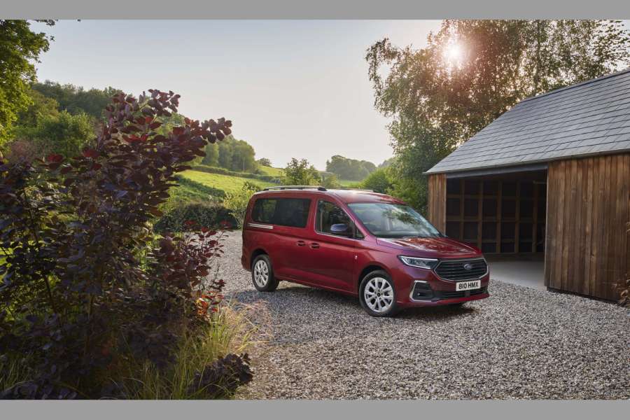 Der Bug des neuen Ford Tourneo Connect / Grand Tourneo Connect lehnt sich an die Gestaltung anderer aktuellen Ford-Pkw an. Sonst sind die Karosserie und die Technik baugleich mit dem VW Caddy 5 / Caddy Maxi 5. (Foto: Ford)